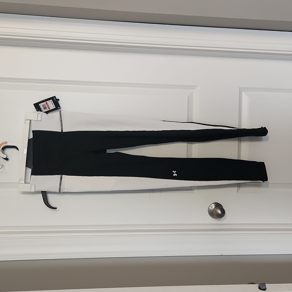 NWT.  Under Armour compression leggings. XS. Black and white.